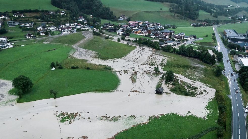 Der Tobersbach in Uttendorf trat über die Ufer. Foto: Expa/ Jfk