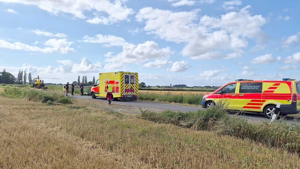 Ein Rettungshubschrauber (links) brachte den verletzten Motorradfahrer nach dem Unfall in Siegelsum in eine Klinik. Foto: privat
