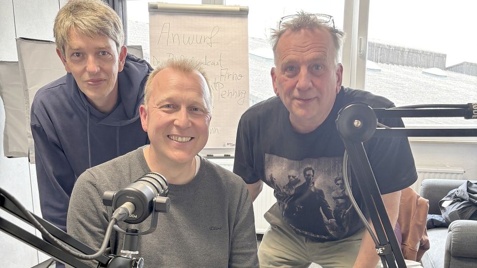 Der Rahester Vereinsvorsitzende und Boßler Arno Penning (mitte) mit den Redakteuren Marco Lindenbeck und Wolf-Rüdiger Saathoff. Foto: privat