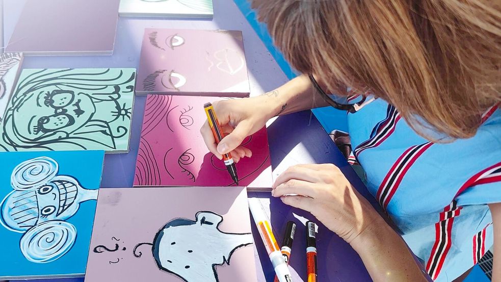 Bei einer Porträt-Kunstaktion zum Auricher Stadtfest sollen erste Werke für die neue MachMit-Ausstellung der Kunstschule entstehen. Foto: Kunstschule