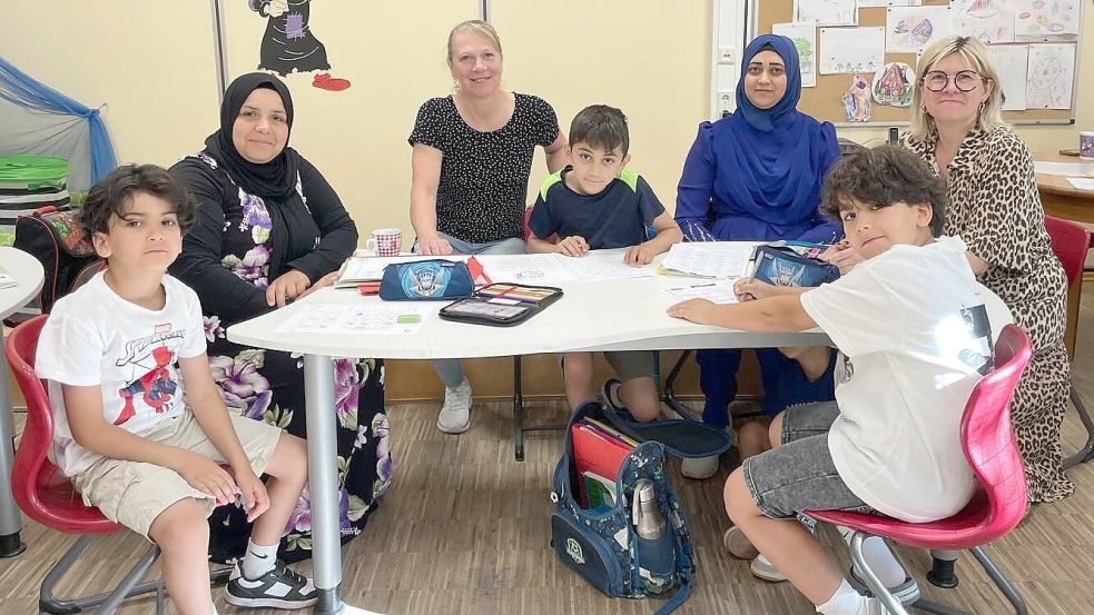 Heike Lukas (zweite von links) und Maike Kiefer (erste rechts) arbeiten gemeinsam an der Prävention und Inklusion an der Grundschule Wiesmoor-Mitte. Foto: Privat