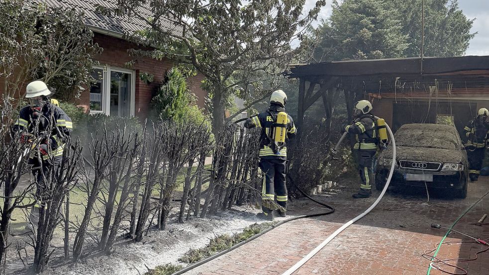 Atemschutzgeräteträger löschten das Feuer in der Glupe. Foto: Daniel Gerock (Feuerwehr Aurich)