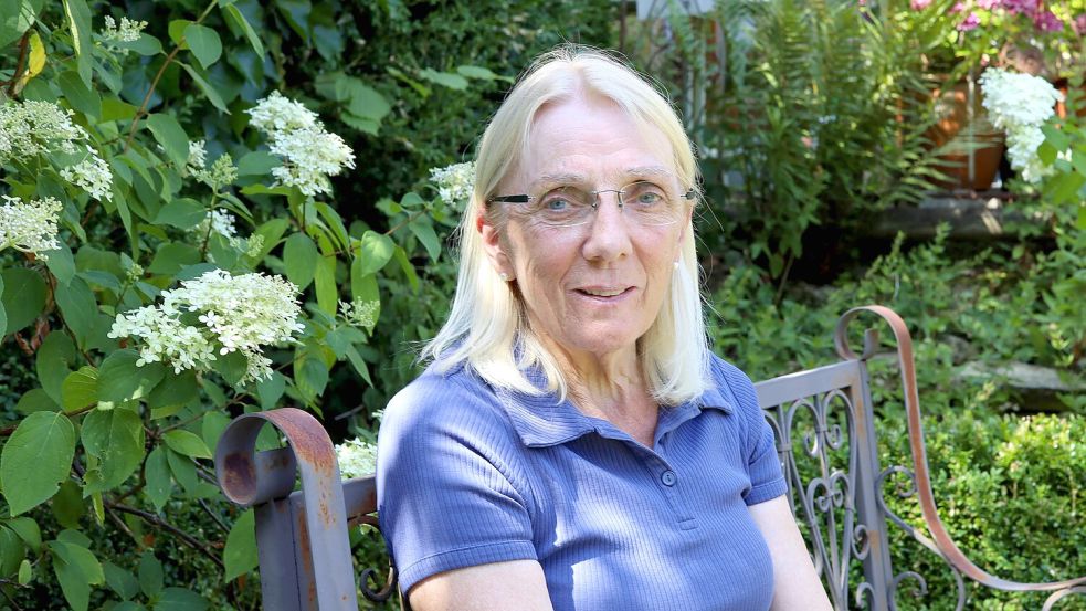 So entspannt sitzt Monika Budke selten in ihrem Garten. Die Osnabrückerin ist sehr aktiv – und wird für ihr vielfältiges Engagement jetzt mit dem Bundesverdienstkreuz ausgzeichnet. Foto: Thomas Wübker