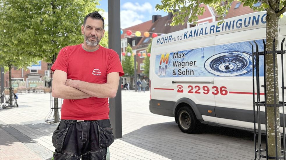 Reza Darbani und sein Spülwagen. Der Emder ist stadtbekannt. Jetzt ist er wegen eines Videos in den Fokus geraten. Foto: Stephanie Schuurman/Archiv