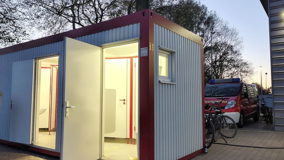 Bislang müssen sich die Ausrichter von Veranstaltungen selbst um die Sanitäranlagen kümmern. Teils werden dafür Wagen bestellt, teils auch Container, so wie hier bei der Maibaum-Feier in Plaggenburg. Foto: Karin Böhmer