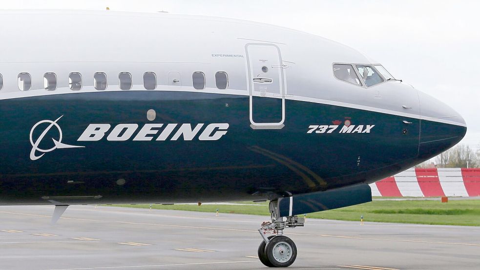 Rund 470 Maschinen des Typs Boeing 737 Max sollen auf Risse neben Türen überprüft werden. (Archivbild) Foto: Ted S. Warren/AP/dpa