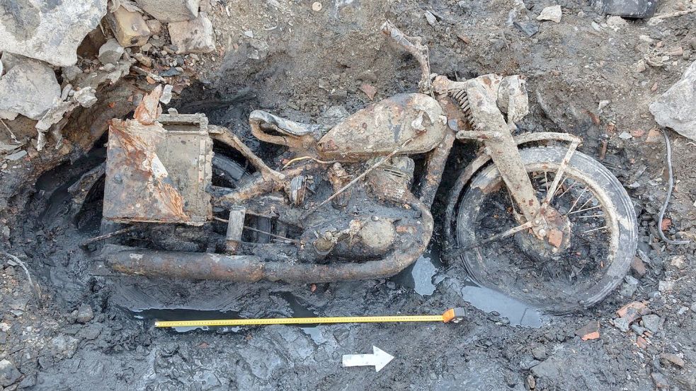 Ein Motorrad der Wehrmacht kam bei Budapest zum Vorschein. Der Volksbund rechnet mit weiteren Funden. Foto: Gabor-Kohlrusz/Volksbunds Deutsc