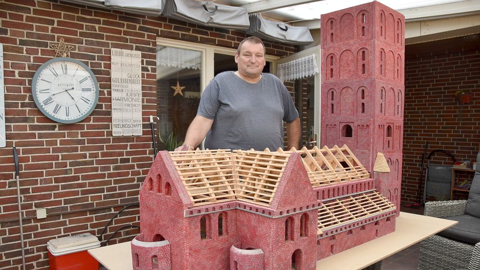 Stolzer Modellbauer: Walter Emkes und sein Nachbau der Marienhafer Marienkirche zur Zeit ihrer Entstehung. Foto: Thomas Dirks