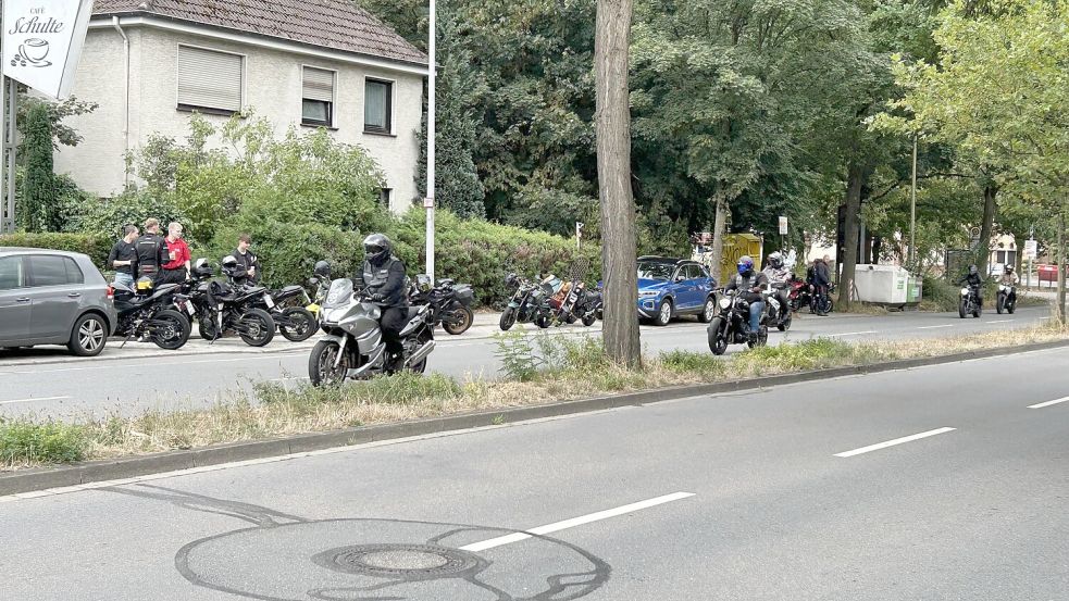 Dutzende Biker erwiesen der verstorbenen Sozia Fine am Freitagnachmittag, 7. August, in Osnabrück-Eversburg die letzte Ehre. Foto: Luca Kleine Heitmeyer