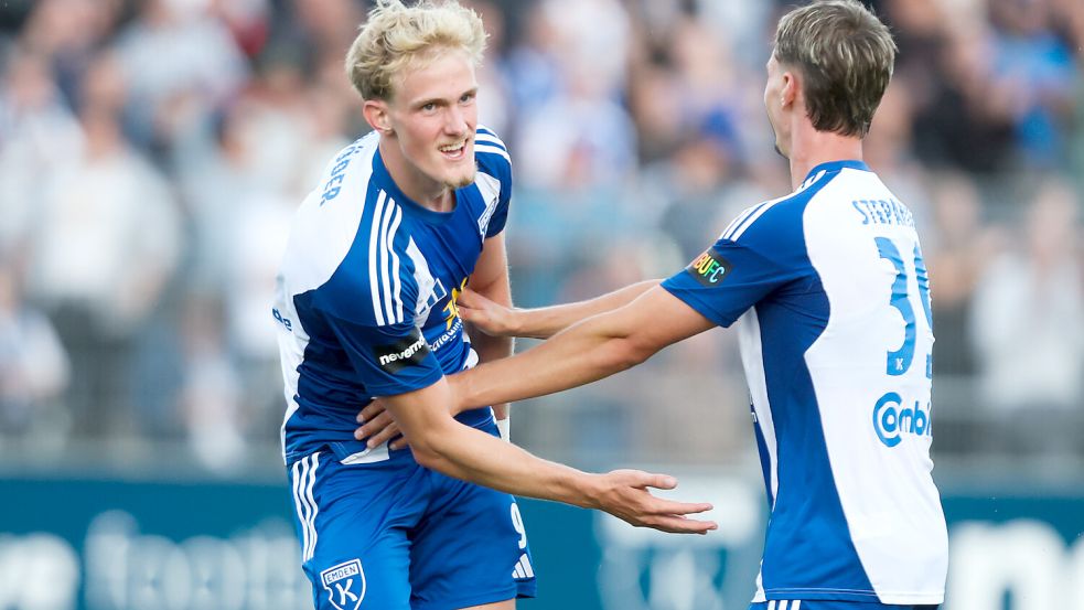 Die Kickers-Torschützen Theo Schröder (links) und Nick Stepantsev haben allen Grund zur Freude. Foto: Jens Doden/Emden