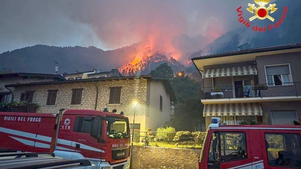 Von den Feuern sind auch Touristen betroffen. Foto: --/Vigili del Fuoco/dpa