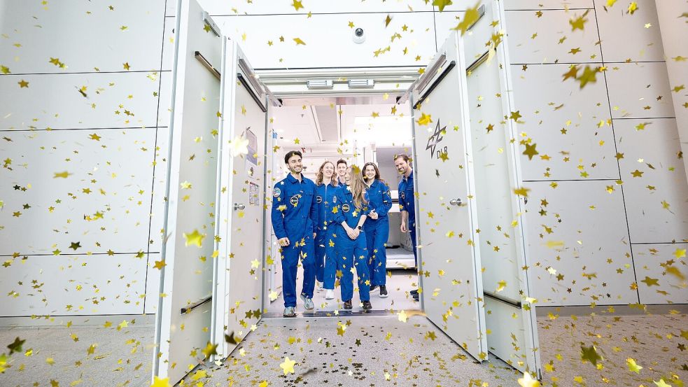 Die sechs Testpersonen verlassen nach 100 Tagen die Simulationsanlage. Foto: ---/Deutsches Zentrum für Luft-