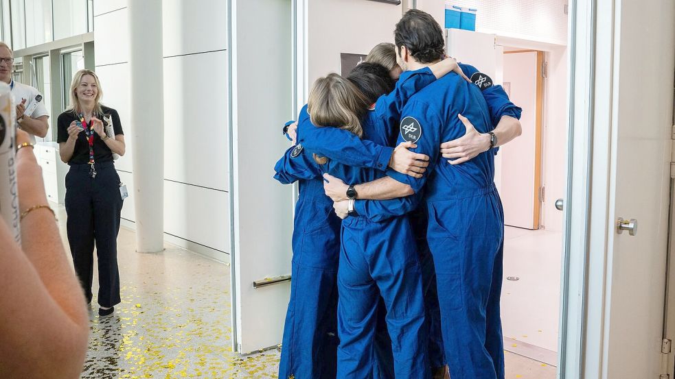 Die sechs Testpersonen beim Verlassen der Simulationsanlage Foto: ---/Deutsches Zentrum für Luft-