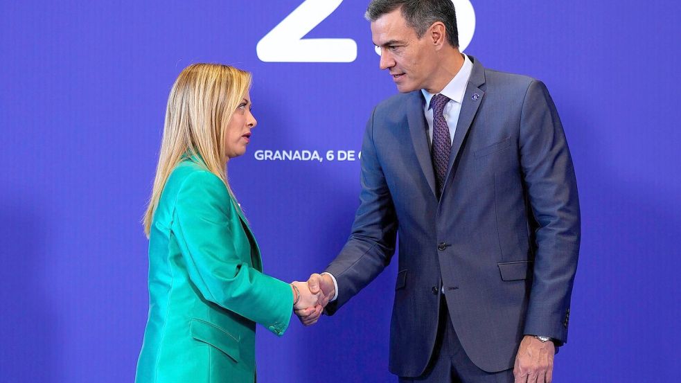Italiens rechtsgerichtete Ministerpräsidenten Giorgia Meloni ordnete Grenzkontrollen zu Spanien wegen der Ceuta-Krise an. Ihr linker spanischer Kollege Pedro Sánchez ließ das nicht auf sich sitzen und zahlt mit gleicher Münze zurück. (Archivbild) Foto: Manu Fernandez/AP/dpa