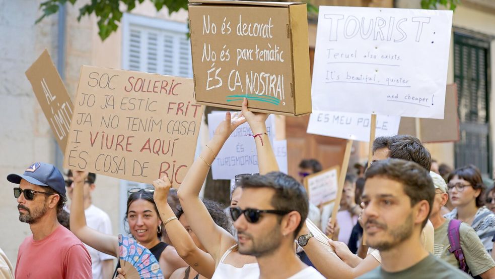 Immer wieder demonstrieren Einheimische auf der Urlauberinsel Mallorca gegen den Massentourismus. Foto: Tomàs Moyà/EUROPA PRESS/dpa