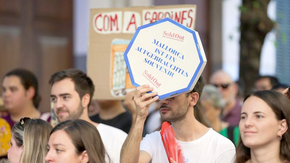 In der Kleinstadt Sóller im Westen der Insel riefen Demonstranten teils Schmährufe gegen Urlauber. Die Einheimischen sind vor allem über hohe Mieten infolge der vielen Urlaubger erbost. Foto: Tomàs Moyà/EUROPA PRESS/dpa