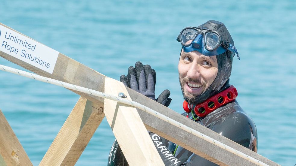 Der Apnoetaucher Minja Marinković bedankt sich nach seinem gescheiterten Rekordversuch applaudierend. Foto: Stefan Puchner