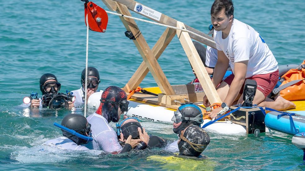 Nachdem Marinković bei seinem Rekordversuch kurz vor der Oberfläche ohnmächtig wurde, wurde er von Helfern geborgen – der Apnoetaucher kam schnell wieder zu Bewusstsein und blieb unverletzt. Foto: Stefan Puchner