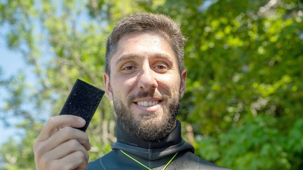 Marinković zeigt die Markierung, die er in 85 Metern Wassertiefe im Starnberger See geborgen hatte. Foto: Stefan Puchner