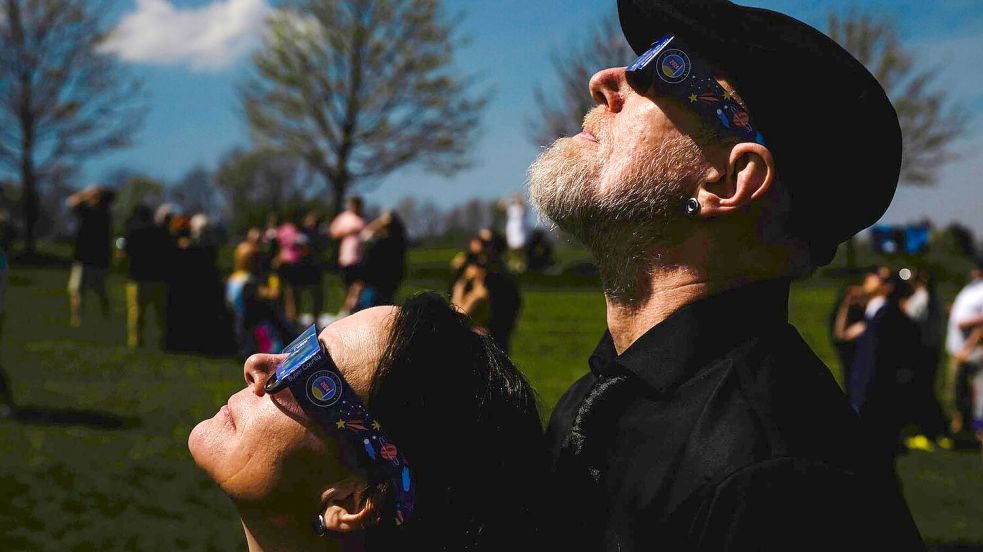 Millionen Menschen werden zum Himmel schauen, wenn die Sonne am 12. August vom Mond bedeckt ist. (Archivbild) Foto: Jon Cherry/AP/dpa
