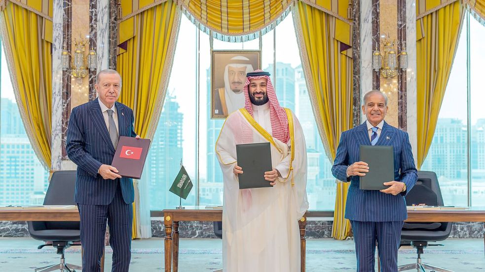 Der türkische Präsident Erdogan (l), Saudi-Arabiens Kronprinz Salman (M) und der pakistanische Premier Sharif unterzeichneten den Pakt in Mekka. Foto: -