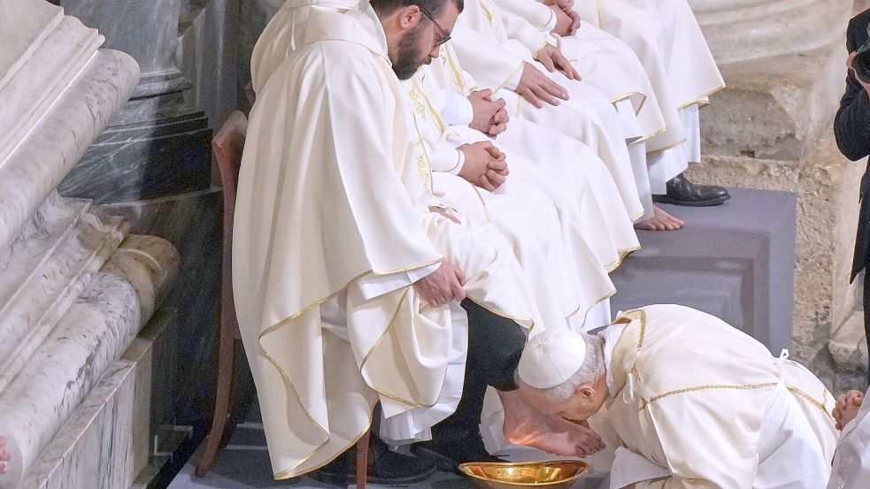 Papst Leo XIV. wäscht und küsst die Füße von Priestern in Rom am Gründonnerstag in der Lateranbasilika. (Archivbild) Foto: Andrew Medichini