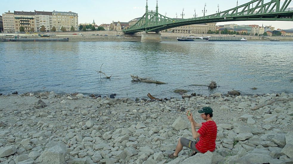 In Budapest führt die Donau wenig Wasser - Relikte aus der Vergangenheit kommen zum Vorschein. Foto: Bela Szandelszky