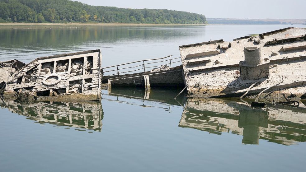 In der flachen Donau werden bei Prahovo in Serbien die Wracks von Nazi-Kriegsschiffen sichtbar. Foto: Darko Vojinovic