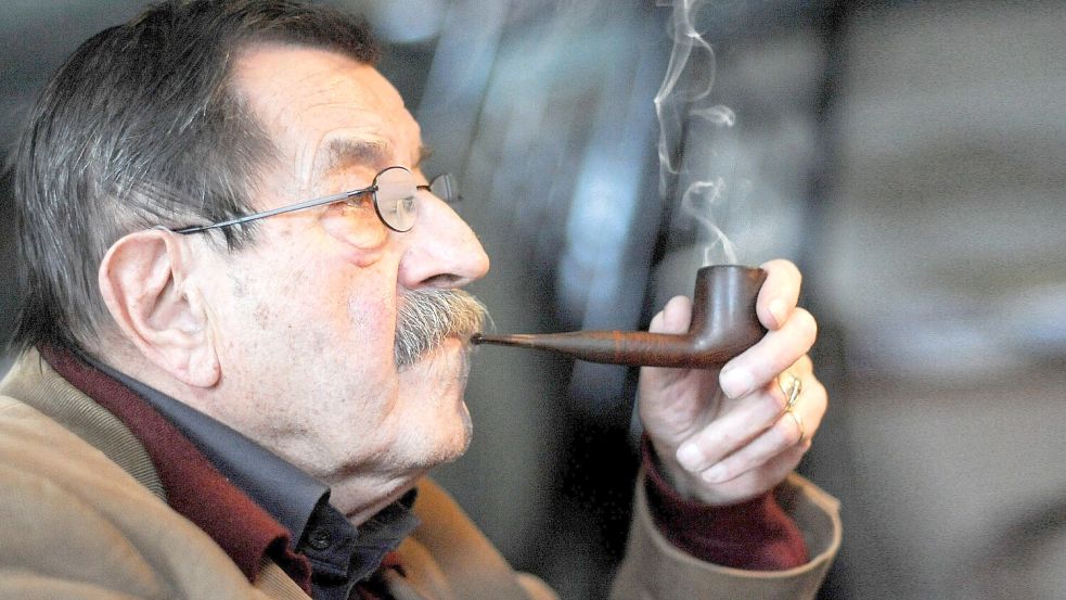 Ein Mann mit Profil: Günter Grass beim Genuss seiner geliebten Pfeife. Foto: dpa/Maurizio Gambarini