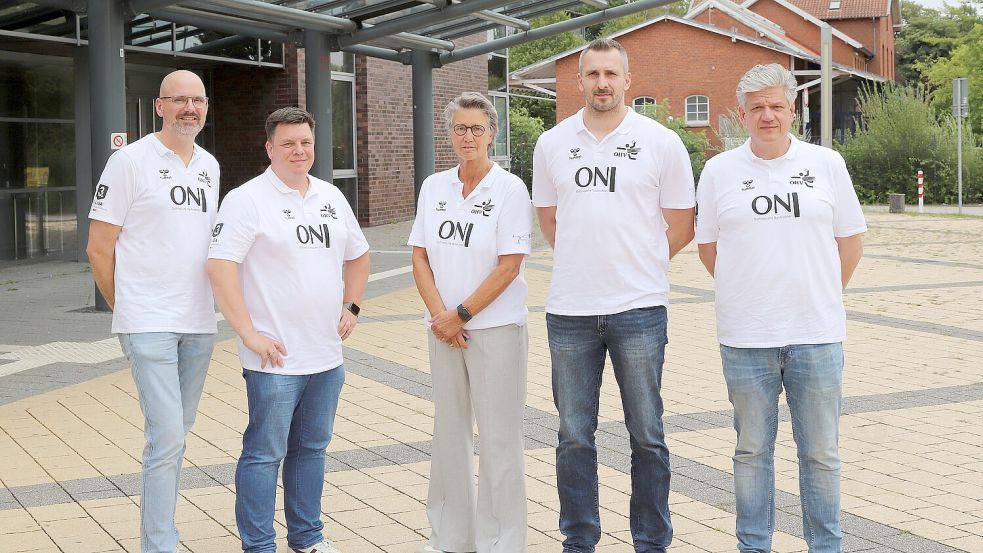 Sie gestalten den Neuanfang des Handball-Drittligisten OHV Aurich: Pressesprecher Nils Thorweger-Freerks, Geschäftsführer Andreas Meinke, OHV-Vorsitzende Insa Schubert, Trainer Kevin Wendlandt und Vorstandsmitglied Friedhelm Brookmann.Foto: Wilfried Gronewold