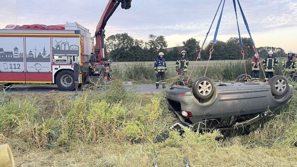 Mit dem Kran wurde das Auto aus dem Graben geholt. Foto: Feuerwehr Krummhörn