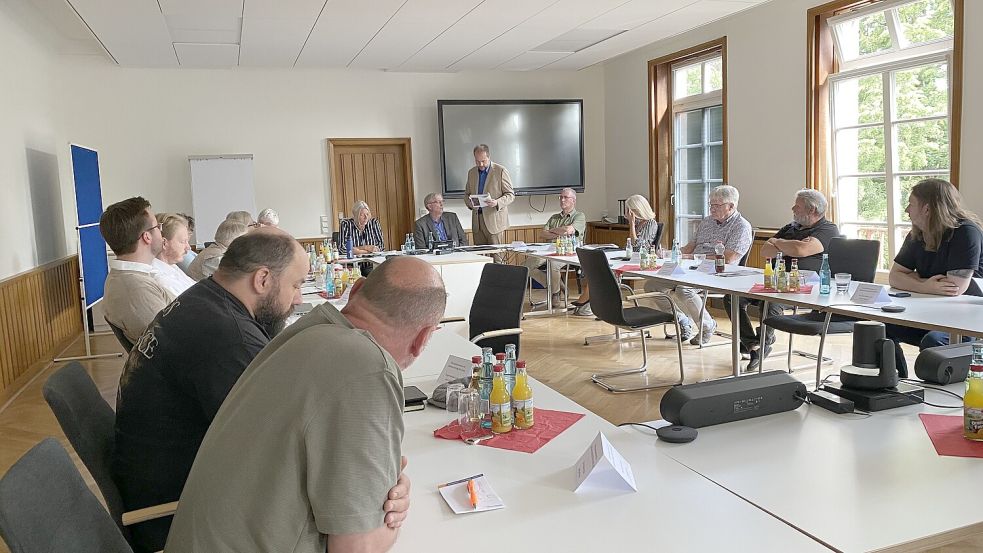 In dieser Sitzung des Kreiswahlausschusses in Friesland wurde über die Nicht-Zulassung des AfD-Politikers Martin Sichert als Landratskandidat entschieden. Foto: Imke Oltmanns/Archiv