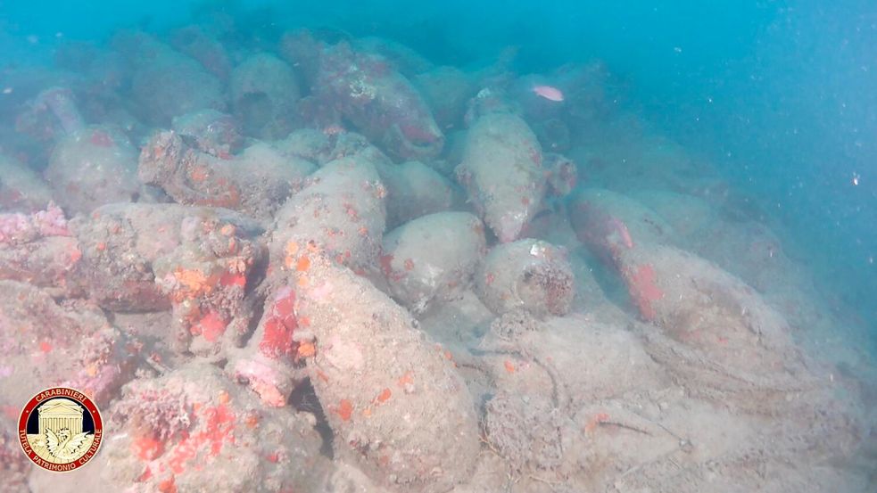 In einem 2100 Jahre alten Schiffswrack aus der Römerzeit entdeckten italienische Tausche etliche Amphoren, die vermutlich als Weinbehälter dienten. Foto: AFP/Handout/ Italian Carabinieri Press Office