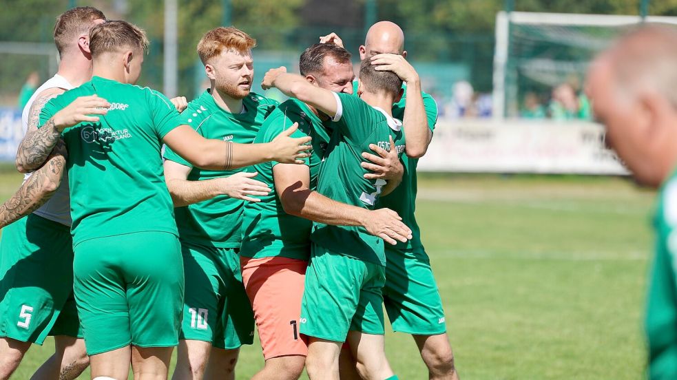 Die Moordorfer freuten sich über den Führungstreffer von Marcel Conrads. Danach kam der Bezirksligaabsteiger Hinte deutlich besser ins Spiel. Lohn war der Ausgleich noch vor dem Pausenpfiff. Foto: Wilfried Gronewold