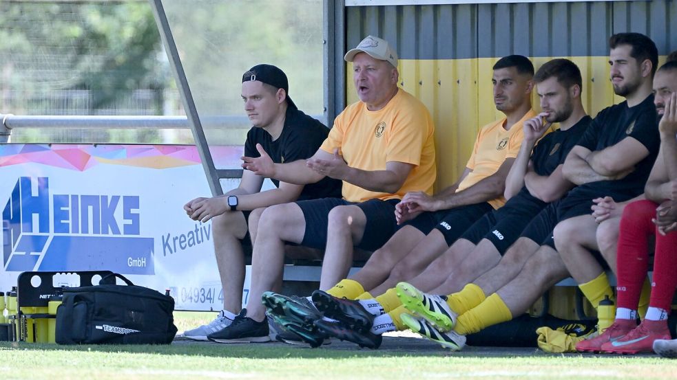 Der Schein trügt: TuS-Trainer Jerzy Klukowski (2. von rechts) war sehr zufrieden mit dem Spiel seiner Mannschaft. Foto: Jens Doden (Blomberg)