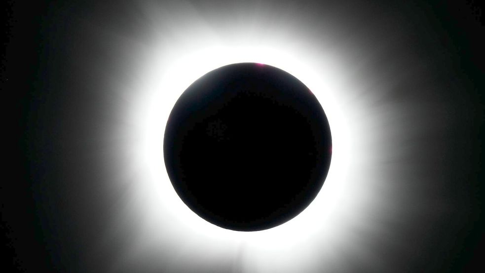 Bild von einer totalen Sonnenfinsternis, aufgenommen 2024 in Texas. Foto: picture alliance/dpa/AP
