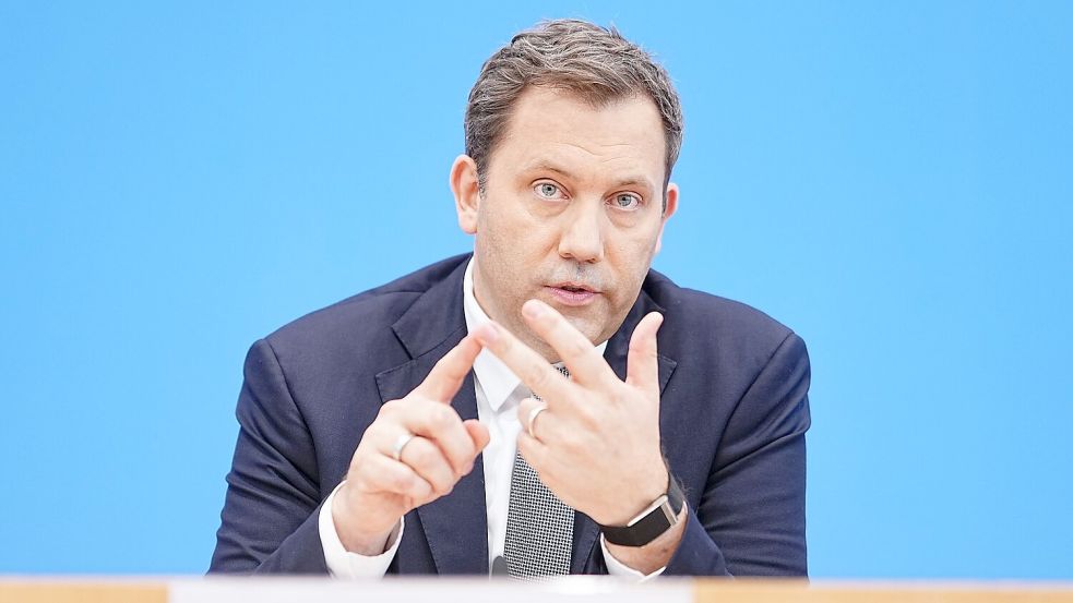 Finanzminister Klingbeil (SPD) fehlen in den kommenden Jahren Milliarden. (Archivbild) Foto: Michael Kappeler/dpa