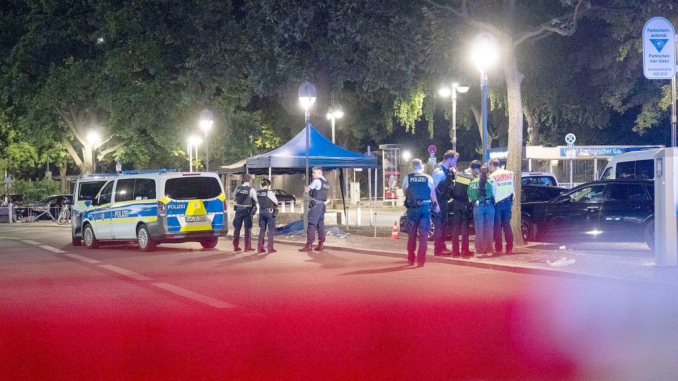 Die Polizei sperrt den Tatort ab. Foto: Christophe Gateau