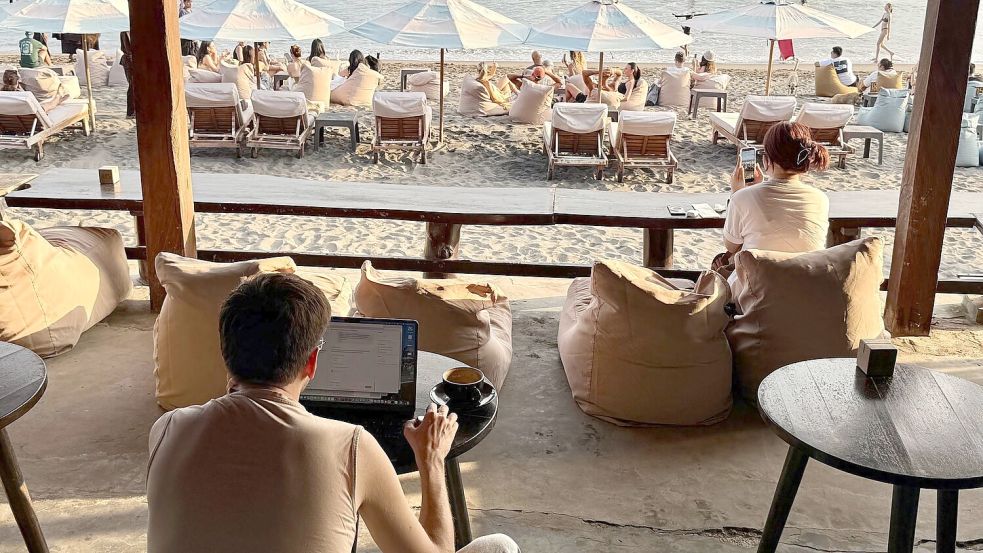 Am Strand von Canggu wird morgens gesurft und dann im Café gearbeitet. Foto: Carola Frentzen/dpa