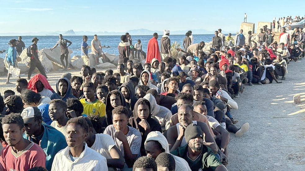 Nachdem vor wenigen Tagen zahlreiche Migranten nach Ceuta (Spanien) gekommen waren, wird die Stadt zum politischen Schlachtfeld. Aber Ceutas Bürger wehren sich. Foto: dpa / Iván Zambrano / Europa Press