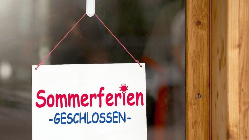 Geschlossene Türen und verwaiste Plätze gehören zur Sommerzeit. Foto: IMAGO/Michael Bihlmayer