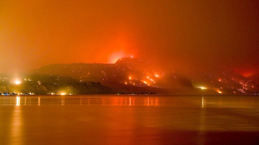 Im Westen Kanadas wütet ein Feuer, das Tausende Menschen bereits zur Flucht trieb und mindestens ein Todesopfer forderte - ein See könnte die Flammen nun daran hindern, sich weiter auszubreiten. Foto: DARRYL DYCK