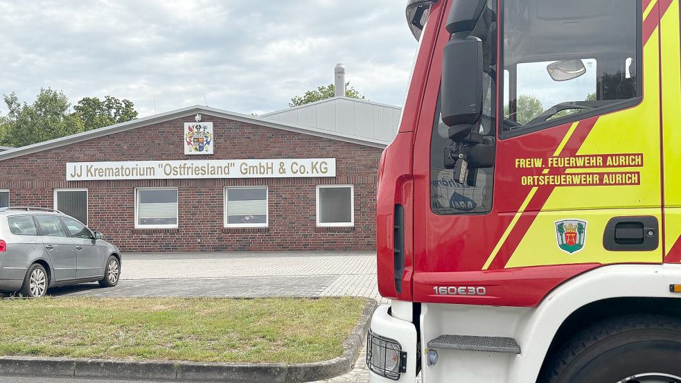 Die Auricher Feuerwehr rückte am Montag, 10. August aus, um die Be- und Entlüftung des Auricher Krematoriums an der Korbweidenstraße zu übernehmen. Foto: Jurij Babanin