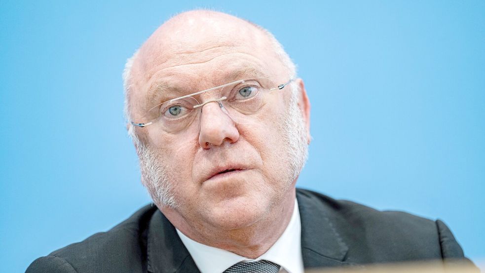 Der Linken-Politiker und Sozialexperte Ulrich Schneider listet in einem Papier mögliche Folgen von geplanten Kürzungen. (Archivbild) Foto: Fabian Sommer/dpa