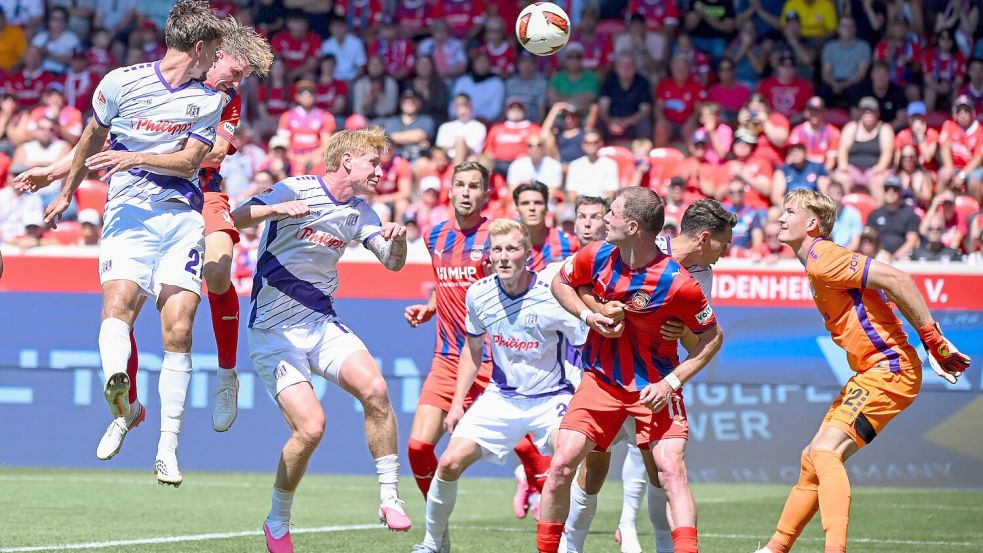 Ärgerlich: Jan Schöppner setzt sich in der Luft durch und trifft zum 3:2 kurz vor der Pause für den FC Heidenheim. Foto: IMAGO/Eduard Martin