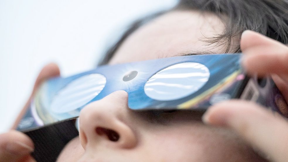 Sicher zur Sonnenfinsternis: Eine spezielle „SoFi-Brille“ schützt die Augen vor gefährlichem Sonnenlicht. (Symbolbild) Foto: Marijan Murat