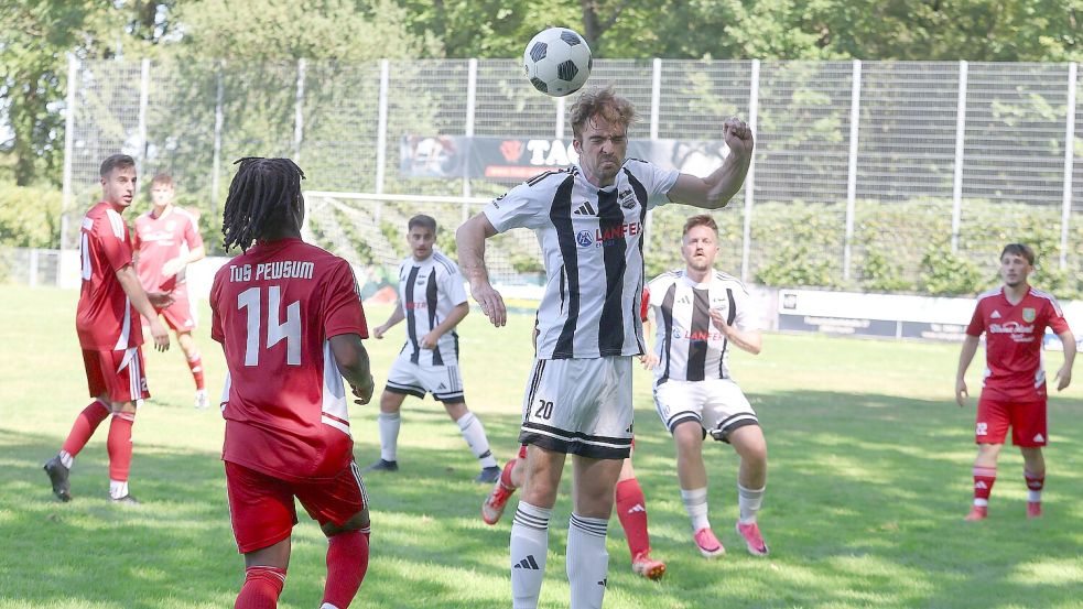 Hauke Dittmer freute sich mit Plaggenburg über einen späten Sieg. Foto: Wilfried Gronewold