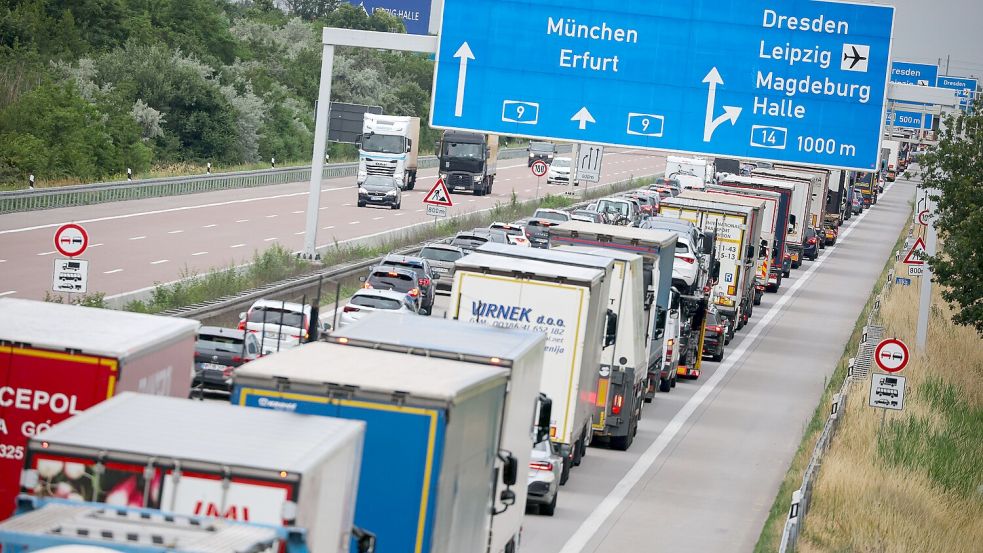 Stau, Abgase und Lärm: Wenn die Regierung Klimaanpassungsmaßnahmen nicht vorantreibt, kann das auch sonntags zum Alltag werden. Foto: dpa/Jan Woitas