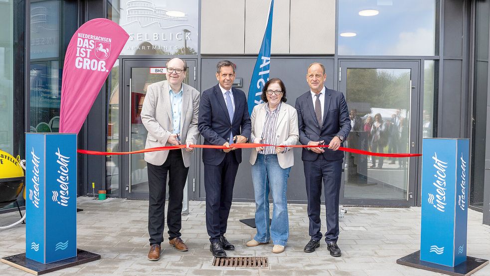 Eröffneten gemeinsam das neue Wohn- und Geschäftshaus „Inselsicht“ der Reederei Norden-Frisia im Herzen von Norddeich (v.l.): Der Niedersächsische Umweltminister Christian Meyer, Ministerpräsident Olaf Lies, NLWKN-Direktorin Anne Rickmeyer und Frisia-Vorstand Carl-Ulfert Stegmann. Foto: Reederei Norden-Frisia