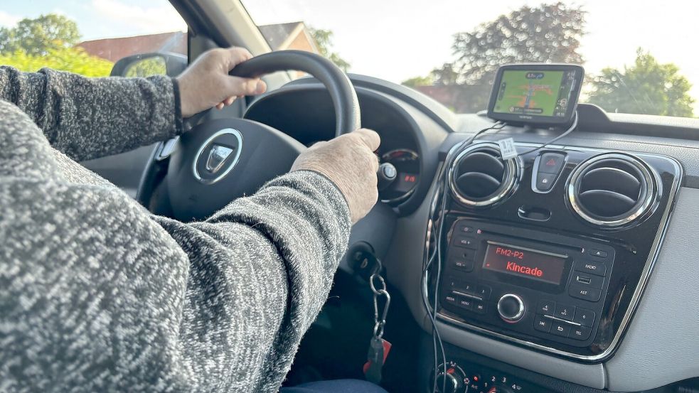Auf großer Ostfriesland-Tour mit Kurierfahrer Joke: In seinen 60 Jahren Fahrpraxis hat sich auf den Straßen viel verändert. Uns zeigt der Krummhörner die gefährlichsten Hotspots. Fotos: Lotta Groenendaal